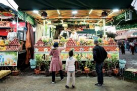 662447-1260x630-stand-de-jus-de-fruits-presses-sur-la-place-jemaa-el-fna-marrakech-maroc