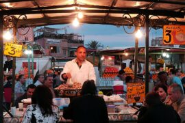P1040672_Marrakech-place-Djemma-el-Fna-vendeur-d-escargots